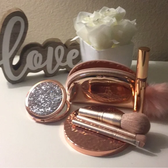 MAC LIMITED EDITION SNOWBALL MINI BRUSH KIT💕 - Picture 3 of 5